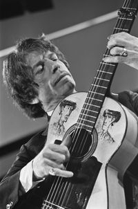 뷔페가 장식한 기타로 연주하는 기타리스트 마니타스 데 플라타(1968년)