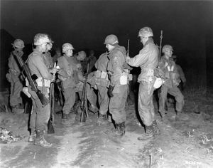 3rd Ranger Company 부대가 1951년 임진강을 순찰하기 위해 준비하고 있다.