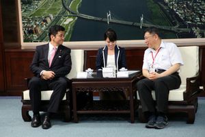 기시 노부오와 회담하는 커원저 시장(오른쪽)