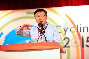 2015년 아시아 자전거 도시 포럼에서 연설하는 커원저