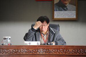 머리에 손을 얹는 모습은 트레이드마크