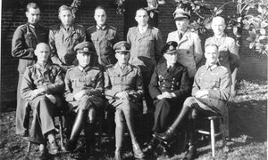 1943년 11월 트렌트 파크의 독일 고위 장교들. 크뤼벨은 앞줄 왼쪽에서 두 번째에 있다.