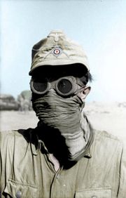 사막 먼지로부터 보호를 받는 독일 보병: 서부 사막: 1942년.