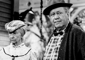 크로스오버 에피소드: 베벌리 힐빌리즈의 "할머니" 역의 아이린 라이언과 페티코트 정션의 "삼촌 조" 역의 에드거 뷰캐넌(1968)