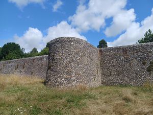 치체스터 시의 성벽. 로마 시대의 토대 위에 세워진 삭소니 시대와 중세 시대의 건축물.