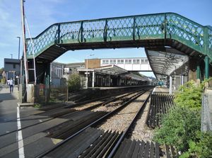 앞쪽에 보행자 다리, 뒤쪽에 2면 승강장의 철도역