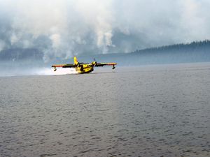 산불 진압에 사용되는 캐나디아 CL-215