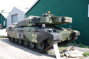 2007년 RAF 만스톤에 전시된 보존된 챌린저 1, KFOR 마킹 착용