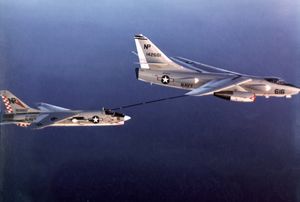 VAQ-135 소속의 EKA-3B가 1972년 베트남 해상에서 VF-211의 F-8J에 급유하고 있다.