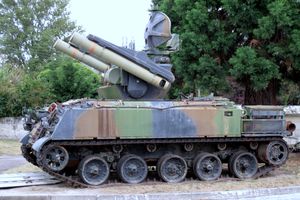 롤랑 지대공 미사일 발사기의 왼쪽 측면