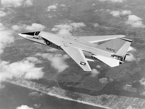 F-111B는 항공모함 기반 요격기로 설계되었으나, 무게와 성능 문제로 인해 실제 공중전에는 적합하지 않았다.