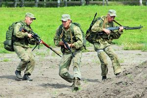 클램프 스타일 양각대를 사용하는 병사