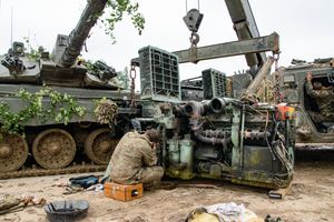 REME(Royal Electrical and Mechanical Engineers) 정비병이 킹스 로열 허사르(King's Royal Hussars) 챌린저 2의 동력 장치에 대한 현장 정비를 수행하고 있다.