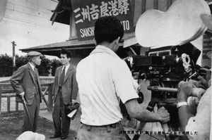 「산슈 기라항驛」의 간판을 내건 가미요코스카 역(1954년).