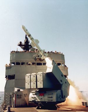 USS Badger (FF-1071)호의 ASROC 발사대에서 발사중인 하푼 미사일