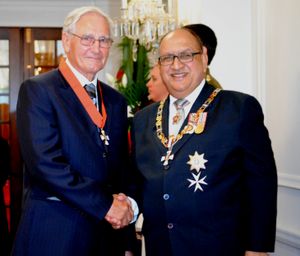 커(왼쪽)는 2011년 4월 14일 웰링턴 총독 관저에서 총독 아난드 사티아난드 경에게 뉴질랜드 공로 훈장 동반자 훈장을 받았다.