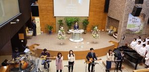 교회에서 찬양하는 모습 수원 사명의 교회