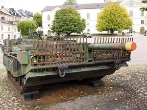 1960년대 스트리드스바겐 103C 전차 (스톡홀름 육군 박물관 전시). 전면에 고폭 대전차탄 방어용 철망 장갑이 장착되어 있다.