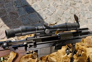 접안렌즈에 렌즈 후드가 장착되고 대물렌즈에 플립 커버가 장착된 Scrome LTE J10 F1, PGM Hécate II에 장착됨