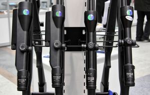 통합 레이저 거리 측정기가 장착된 두 개의 Diarange 망원 조준경