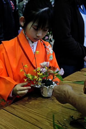 어린이가 이케바나를 배우는 모습