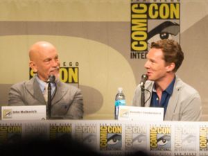 2014년 샌디에이고 코믹콘에서 열린 마다가스카의 펭귄 패널에서 이야기하는 존 말코비치와 베네딕트 컴버배치