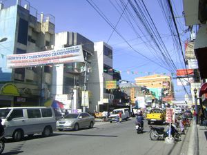 민도로 섬 북동부에 위치한 칼라판은 이 주의 주도이자 최대 도시다.