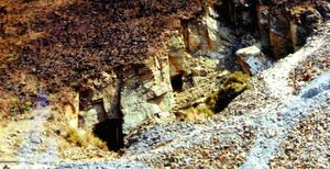 무토라샹가에 있는 크롬 광산 횡갱의 입구.