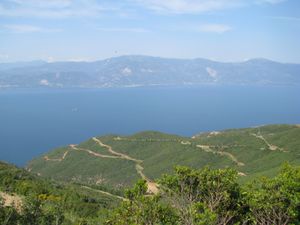 윗 지리아 부근 산에서 바라본 코린토스만. 사진 오른쪽에는 트리조니아 섬이 보인다.
