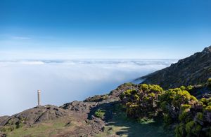 섬의 고지대, 정상에 인접한 구름 덮개 표시
