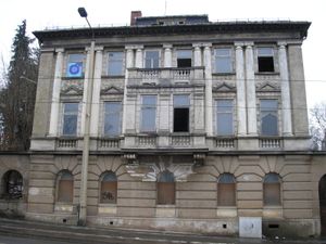 도심 근처에 있는 전형적인 19세기 말 저택 폐허