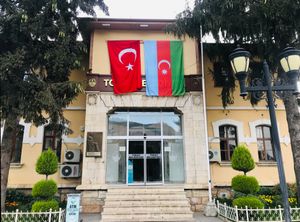 터키와 아제르바이잔 국기가 토카트 시청 건물에 게양되어 있다.