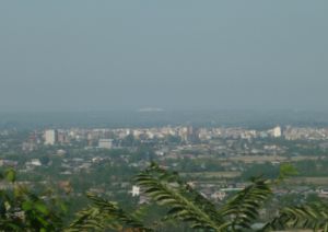 언덕에서 바라본 도시의 일부분