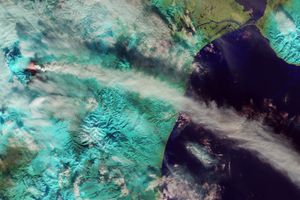 가색 이미지, 2013년 10월 17일 분화.