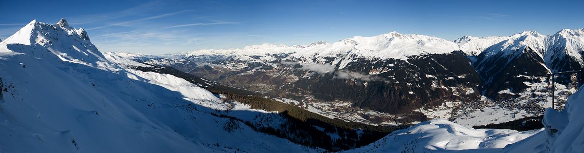 m}}), 클로스터스 도르프 (오른쪽)