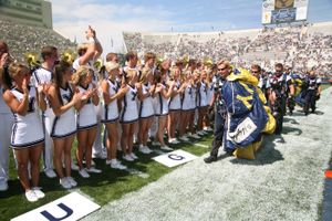 라벨 에드워즈 스타디움에서 경기 전 낙하산 퍼포먼스