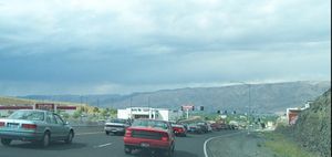 2002년 "Thain Grade"를 따라 내려가는 교통 흐름. 이곳은 루이스턴 오차드와 루이스턴 시내의 저지대를 연결하는 도로이다. 루이스턴 힐은 클리어워터 강 건너편과 스네이크 강의 굽이진 곳에서 볼 수 있다.