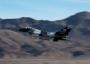 64 전투 비행단 공격 비행대 F-16이 레드 플래그 14-1 훈련 중 넬리스 공군 기지에서 이륙