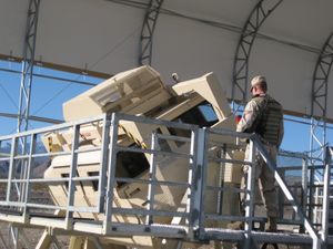 99지상전투훈련대대(99 GCTS) 교관이 Silver Flag Alpha RTC에서 '험비 탈출 지원 훈련'(HEAT)을 감독하고 있다.