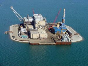 노스스타 섬. 프루도만 북서쪽에 있는 인공 섬으로, 석유 및 가스 시추 현장이다.