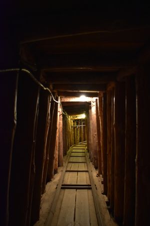 희망의 터널은 1993년 6월 사라예보와 보스니아 영토를 연결하기 위해 건설되었다.