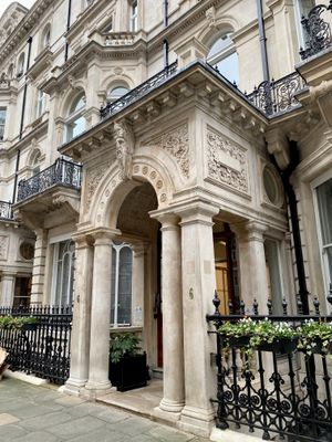 런던 메이페어의 6 체스터필드 가든 입구 포치