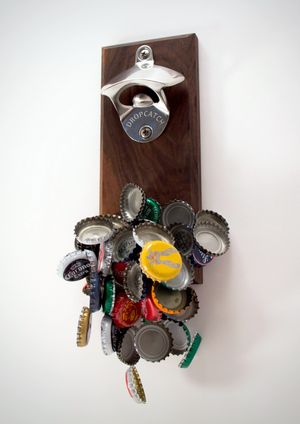 뚜껑을 잡는 자석이 있는 벽걸이 병따개