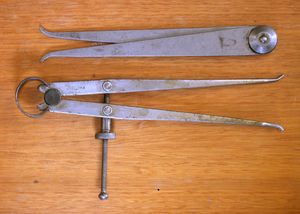 두 개의 내경 캘리퍼스