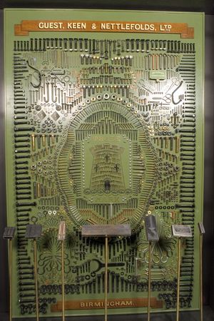 GKN에서 생산된 제품을 장식 형태로 전시한 모습.