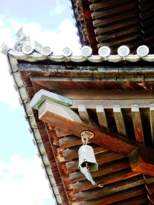 사찰 처마 밑 바람으로 작동하는 종, 반나지; 아시카가시(Ashikaga, Tochigi)