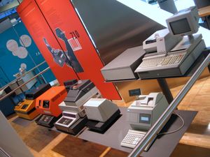 다양한 종류의 현대식 금전등록기