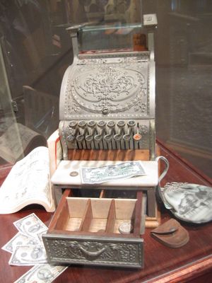 캐나다 브리티시컬럼비아 서리 시립 박물관의 오래된 캐나다 일반 상점 계산대 모델