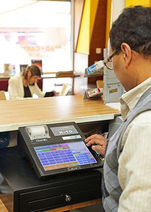 터치 스크린 인터페이스가 장착된 현대식 금전등록기