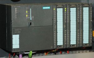 세 개의 입출력 모듈이 부착된 지멘스 Simatic S7-300 PLC CPU